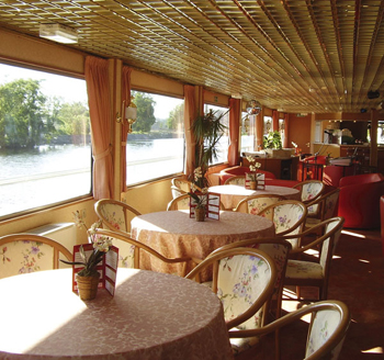 Ristorante della M/nave per la crociera fluviale